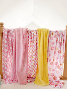 Pink retro daisies snuggle blanket
